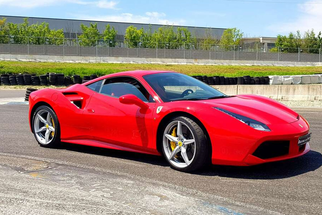 Milano: test drive su pista di una Ferrari 488