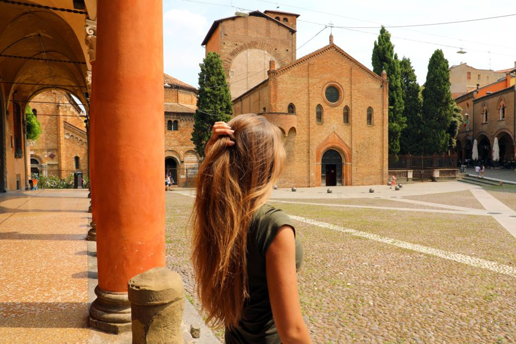 Bologna: tour privato a Santo Stefano e degustazione di cibi